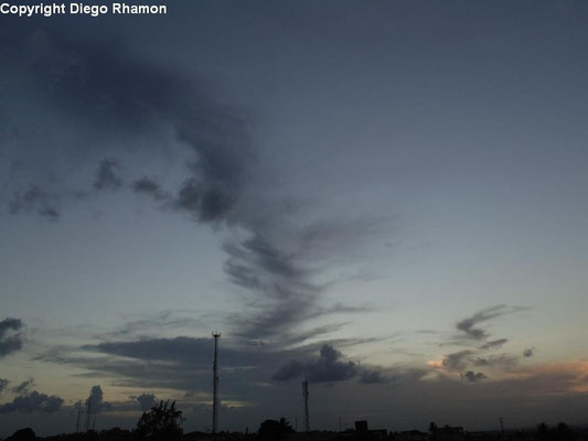 Cirrus fibratus intortus vistas em João Pessoa, Paraíba, em 24/02/2014.
