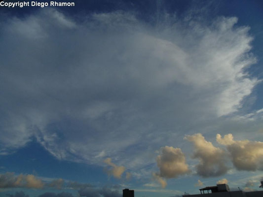 Cirrus spissatus vistas em João Pessoa, Paraíba, em 10/02/2014.