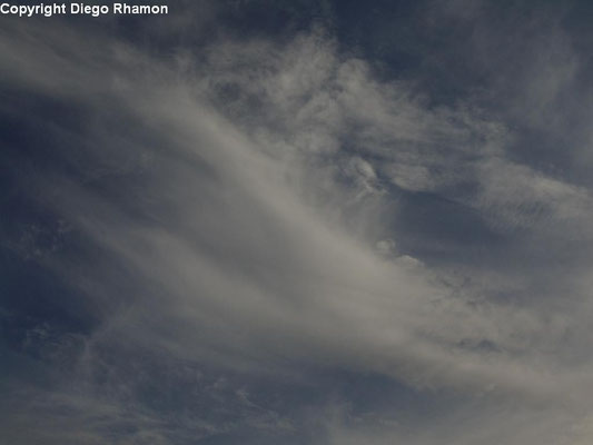 Cirrus duplicatus vistas em João Pessoa, Paraíba, em 14/03/2014.