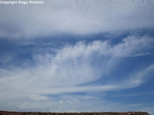 Cirrus fibratus intortus vistas em João Pessoa, Paraíba, em 13/02/2010.