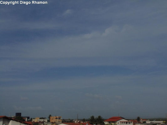 Cirrus com ondulações Kelvin-Helmholtz vistas em João Pessoa, Paraíba, em 22/01/2014.