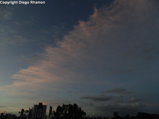 Cirrus fibratus vistas em Campina Grande, Paraíba, em 17/05/2014.