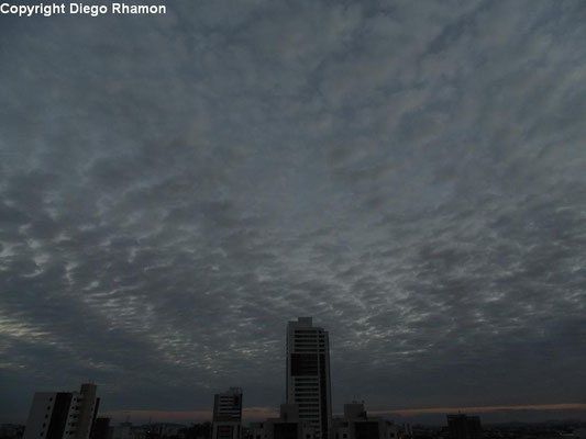 Altocumulus radiatus vistas em Campina Grande, Paraíba, em 04/06/2014.