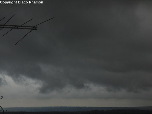 Nimbostratus fractus vistas em João Pessoa, Paraíba, em 30/04/2014.