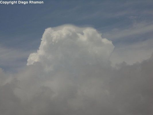 Cumulus com pileus vista em João Pessoa, Paraíba, em 19/02/2014.