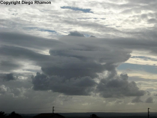 Stratocumulus duplicatus vistas em João Pessoa, Paraíba, em 06/07/2013.
