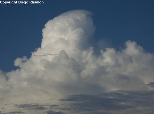 Cumulonimbus com pileus vista em João Pessoa, Paraíba, em 30/03/2014.