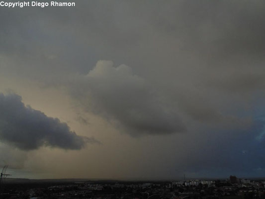 Nimbostratus praecipitatio vista em João Pessoa, Paraíba, em 12/01/2014.