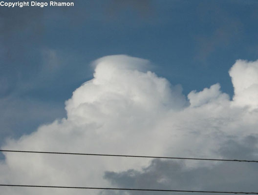 Cumulonimbus com pileus vista em João Pessoa, Paraíba, em 17/03/2014.