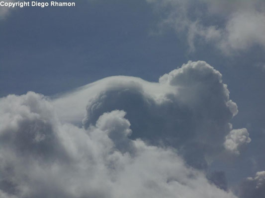 Cumulus com pileus vista em João Pessoa, Paraíba, em 06/02/2014.