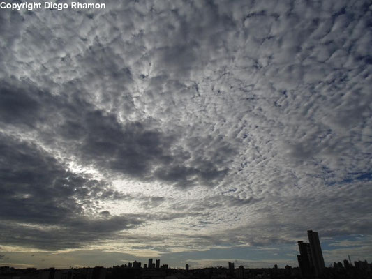 Altocumulus stratiformis opacus vistas em Campina Grande, Paraíba, em 18/05/2014.