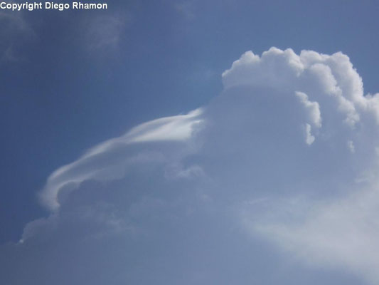 Cumulonimbus com pileus vista em João Pessoa, Paraíba, em 26/03/2010.