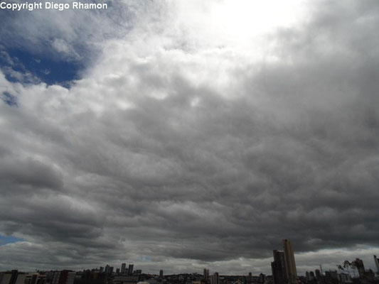 Stratocumulus opacus vistas em Campina Grande, Paraíba, em 01/06/2014.