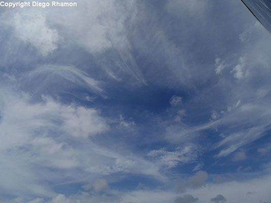 Cirrus duplicatus vistas em João Pessoa, Paraíba, em 14/02/2014.
