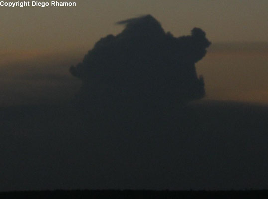Cumulonimbus com pileus vista em João Pessoa, Paraíba, em 08/04/2013.