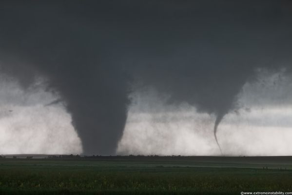 Tornado satélite e tornado principal vistos em Dupree, Dakota do Sul, EUA, em 16/06/2010. Foto de "Extremeinstability".