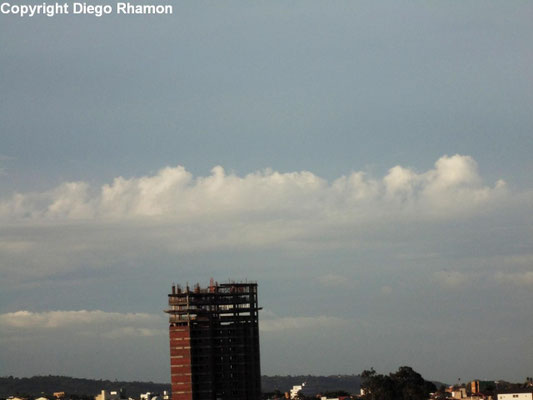 Stratocumulus castellanus vistas em Campina Grande, Paraíba, em 16/06/2014.