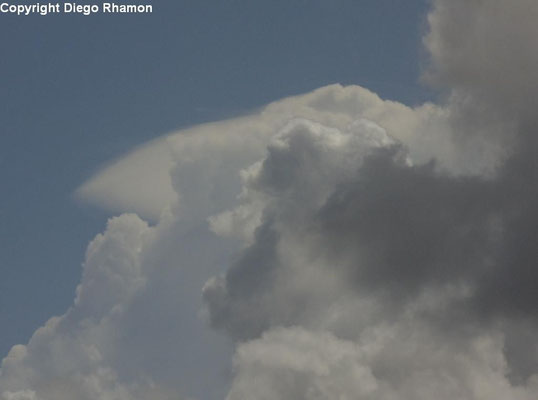 Cumulonimbus com pileus vista em João Pessoa, Paraíba, em 29/03/2014.