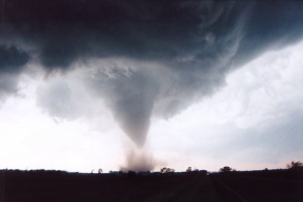 Tornado incompleto visto em Attica, Kansas, EUA, em 12/05/2004. Foto de Jimmy Deguara.