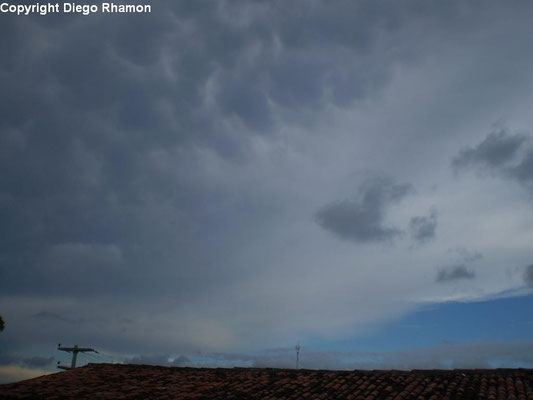 Altostratus opacus com mammatus vistas em João Pessoa, Paraíba, em 19/01/2010.