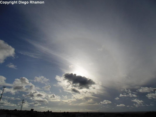 Cirrostratus fibratus e halo 22° vistos em João Pessoa, Paraíba, em 07/04/2014.