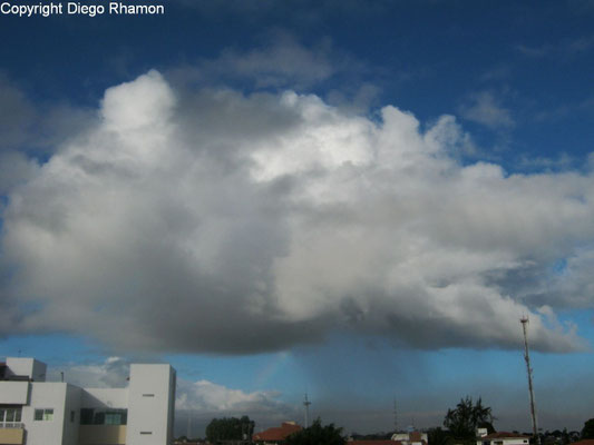 Cumulus congestus praecipitatio vista em João Pessoa, Paraíba, em 13/04/2013.