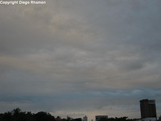 Stratus undulatus vistas em João Pessoa, Paraíba, em 16/06/2013.