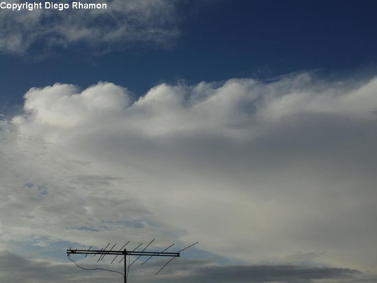 Cirrus com ondulações Kelvin-Helmholtz vistas em João Pessoa, Paraíba, em 16/02/2014.