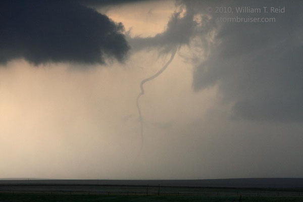 Tornado corda visto em Last Chance, Colorado, EUA, em 10/06/2010. Foto de William T. Reid.