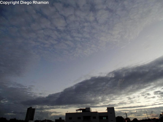 Altocumulus duplicatus vistas em João Pessoa, Paraíba, em 05/10/2014.