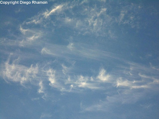 Cirrus uncinus vistas em Campina Grande, Paraíba, em 16/06/2014.
