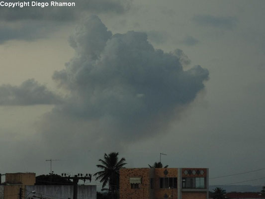 Pyrocumulus vista em João Pessoa, Paraíba, em 17/02/2014.