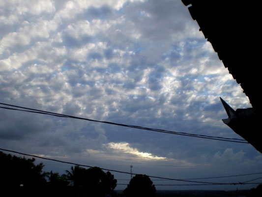 Altocumulus perlucidus vistas em João Pessoa, Paraíba, em 04/01/2010.