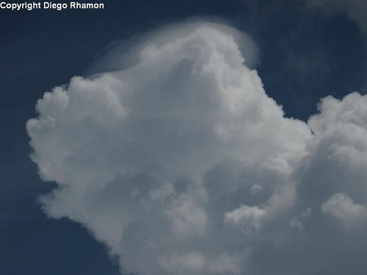 Cumulonimbus com pileus vista em João Pessoa, Paraíba, em 17/04/2011.