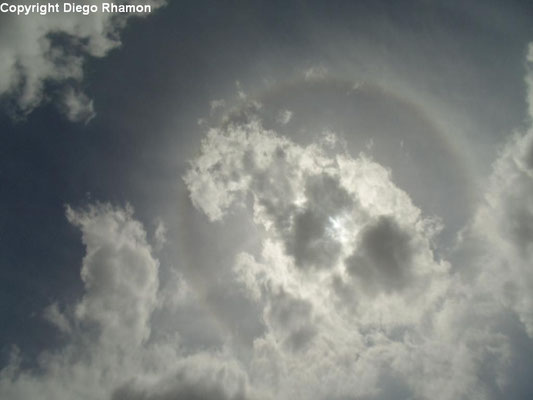 Cirrostratus fibratus e halo 22° vistos em João Pessoa, Paraíba, em 27/02/2014.