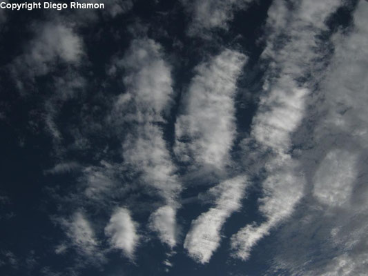 Altocumulus undulatus vistas em João Pessoa, Paraíba, em 15/04/2012.