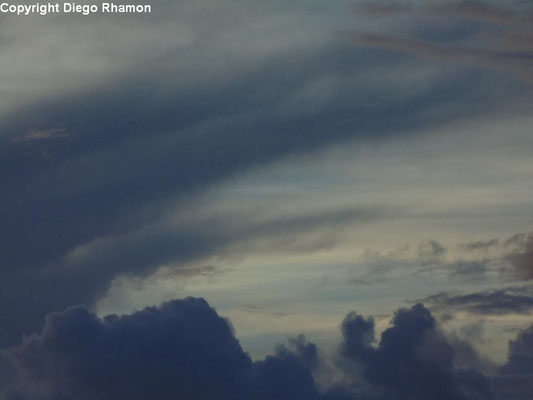 Cirrus duplicatus vistas em João Pessoa, Paraíba, em 07/02/2014.