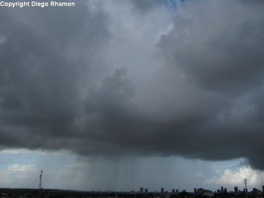 Cumulus congestus praecipitatio vista em João Pessoa, Paraíba, em 19/04/2013.