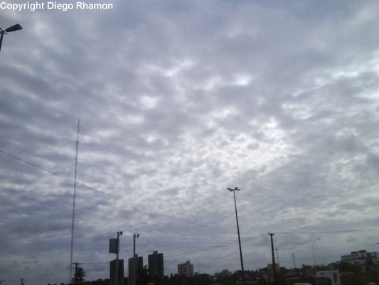 Altocumulus stratiformis opacus vistas em João Pessoa, Paraíba, em 13/07/2011.