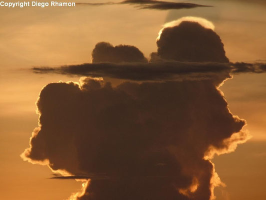 Cumulonimbus com pileus iridescente vista em João Pessoa, Paraíba, em 26/03/2014.