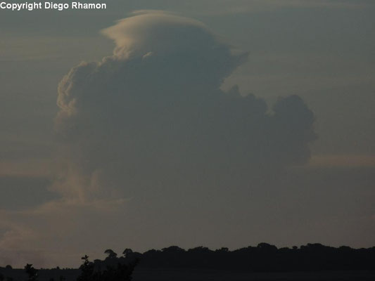 Cumulonimbus com pileus vista em João Pessoa, Paraíba, em 18/04/2014.