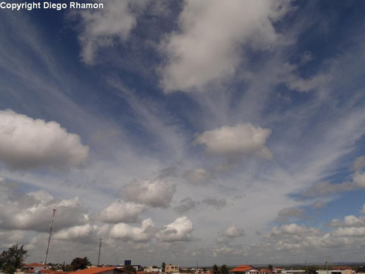 Cirrus fibratus radiatus vistas em João Pessoa, Paraíba, em 28/02/2014.