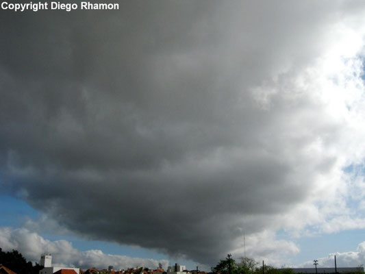Cumulus humilis radiatus vistas em Campina Grande, Paraíba, em 16/11/2014.