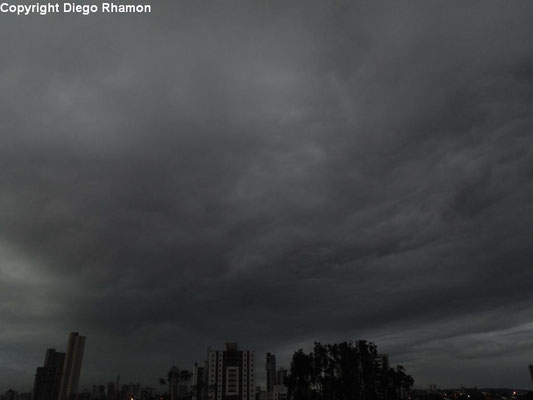 Stratocumulus lacunosus vistas em Campina Grande, Paraíba, em 11/06/2014.