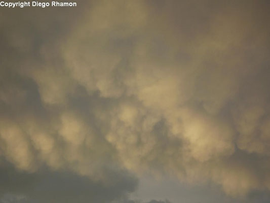 Mammatus associadas à Cirrus vistas em João Pessoa, Paraíba, em 11/12/2009.