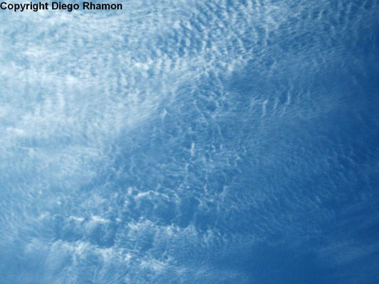 Cirrocumulus lacunosus undulatus vistas em João Pessoa, Paraíba, em 14/07/2011.