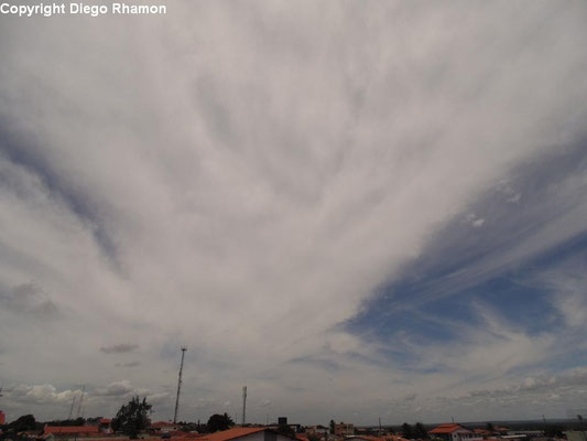 Cirrus spissatus radiatus vistas em João Pessoa, Paraíba, em 28/02/2014.