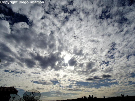 Altocumulus perlucidus vistas em Campina Grande, Paraíba, em 16/06/2014.