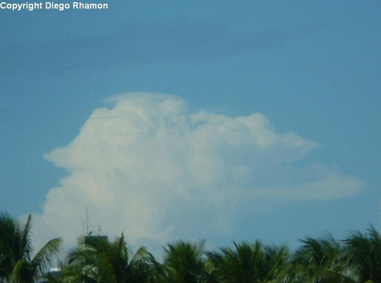 Cumulonimbus com pileus vista em João Pessoa, Paraíba, em 19/07/2009.