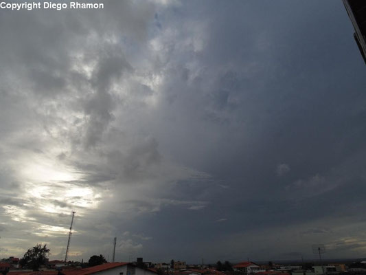 Altostratus radiatus vistas em João Pessoa, Paraíba, em 19/02/2014.